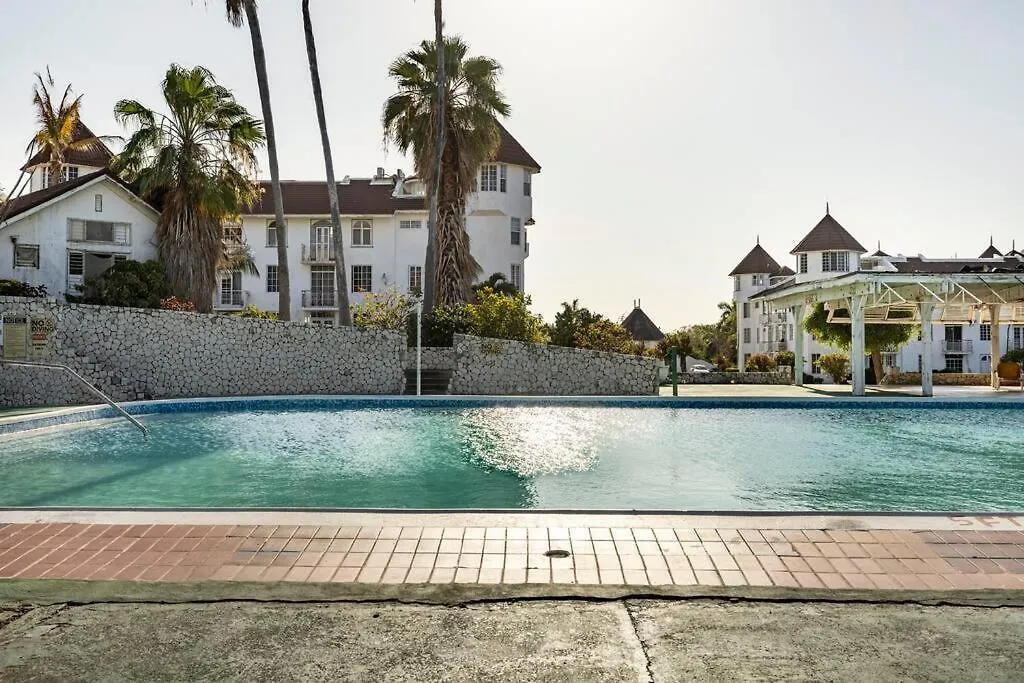 Seaside Loft With Pool, Sea Castles, Montego Bayアパートメント 0*,