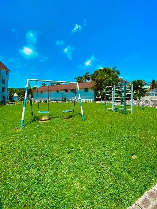 Seaside Loft With Pool, Sea Castles, Montego Bayアパートメント ジャマイカ