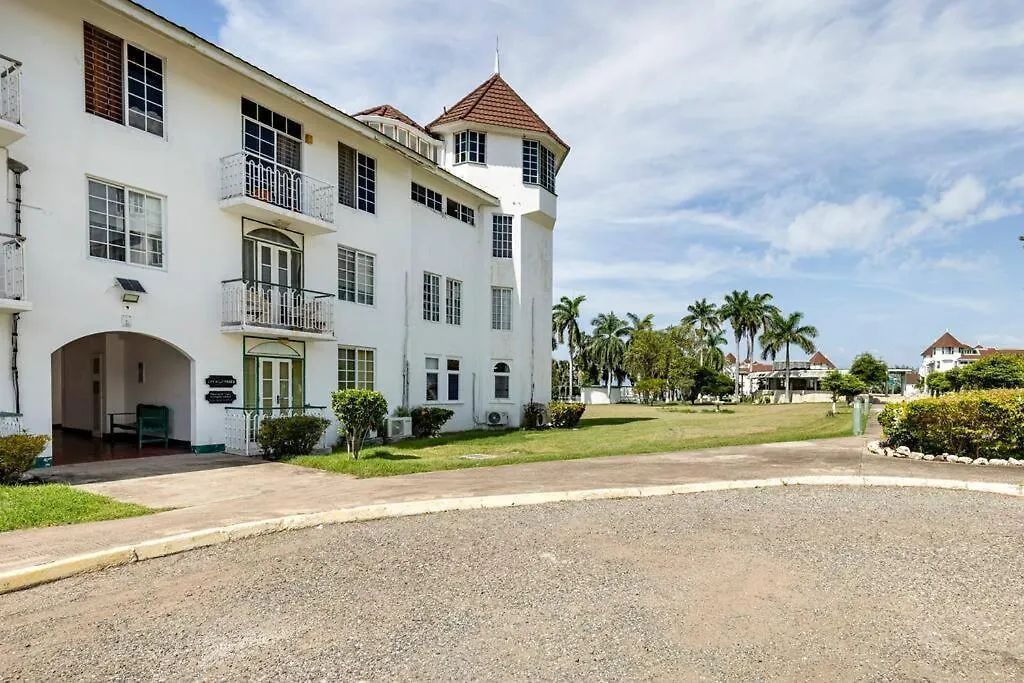Seaside Loft With Pool, Sea Castles, Montego Bay Apartment